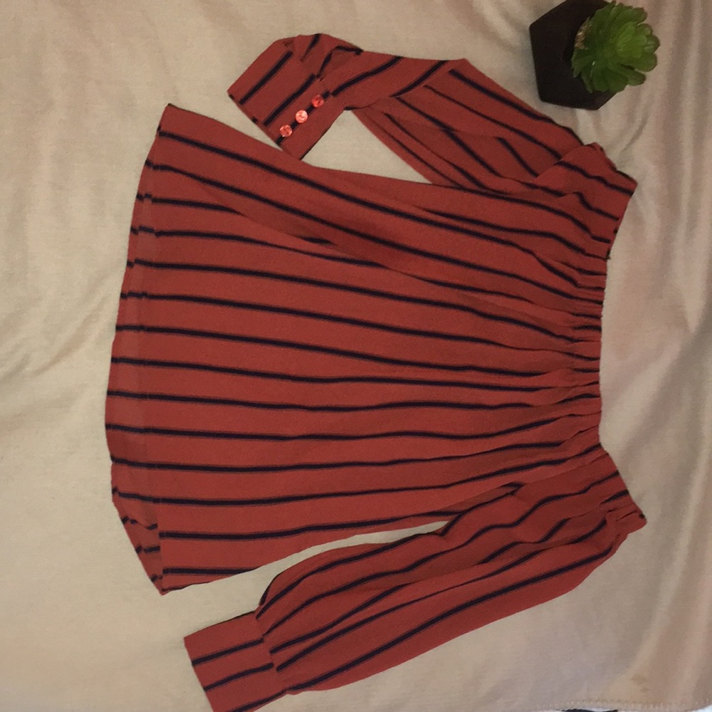 Cute off the shoulder top 🧡